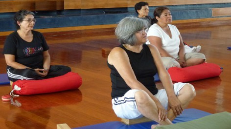 Taller de Yoga para Personas Adultas Mayores Taller de Yoga para Personas Adultas Mayores